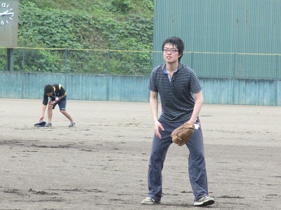 守備の体制に入る海老さんとグローブを外す長谷川