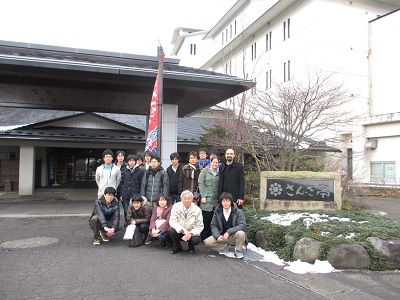 さんさ亭の前にて　今年もお世話になりました