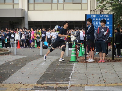 第三走者の村上。怪我を押しての出場