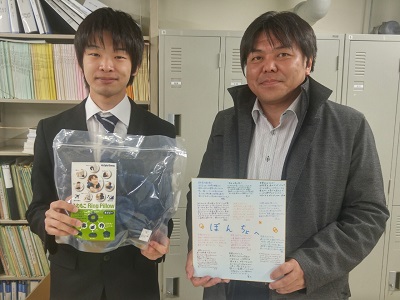 来年違う研究室に行く小林君には枕。寝てくれ!